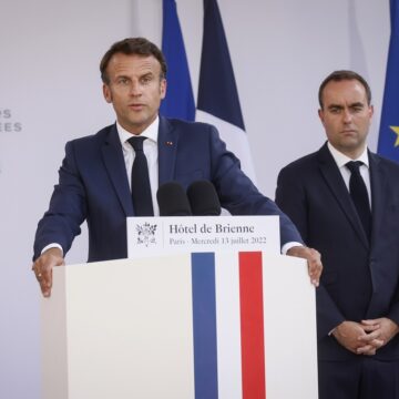 Ο Γάλλος πρόεδρος Εμανουέλ Μακρόν, με τον Σεμπαστιάν Λεκορνί