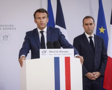 Ο Γάλλος πρόεδρος Εμανουέλ Μακρόν, με τον Σεμπαστιάν Λεκορνί