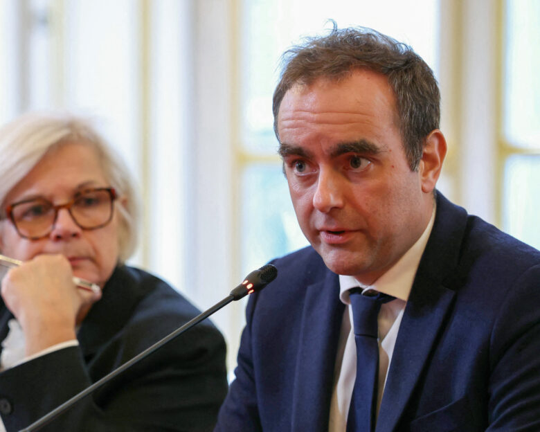 Γαλλία: Το νέο υπουργικό συμβούλιο ενέκρινε τον προϋπολογισμό – «Αναπόφευκτη η διάλυση αν τα πράγματα δεν πάνε καλά» προειδοποιεί ο Σεμπαστιάν Λεκορνί