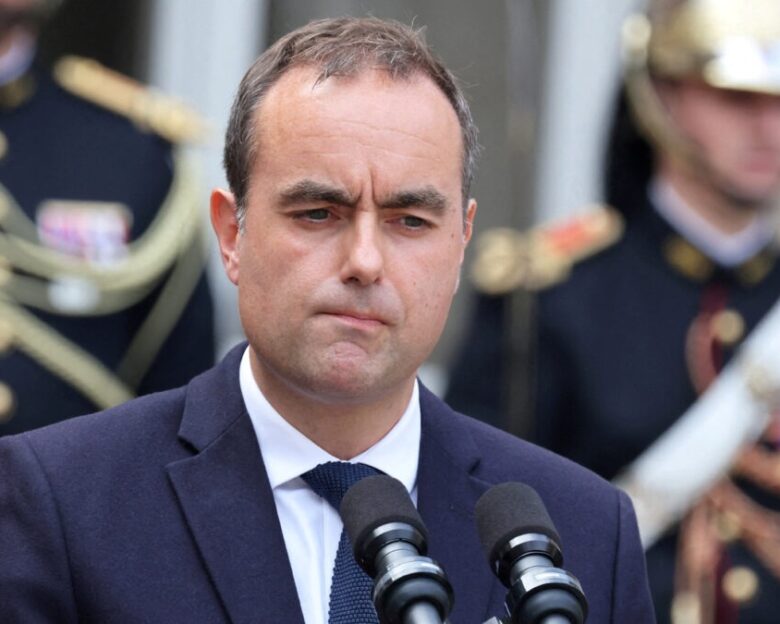 Γαλλία: Αντιμέτωπη με προτάσεις μομφής η νέα κυβέρνηση του Σεμπαστιάν Λεκορνί – Σε αδιέξοδο η χώρα από την πολιτική αστάθεια