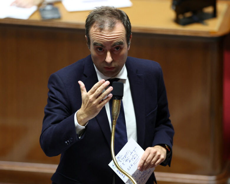 Γαλλία: Στον πάγο το νέο συνταξιοδοτικό – Φιλί ζωής στο Λεκορνί αλλά όχι διέξοδος από την κρίση
