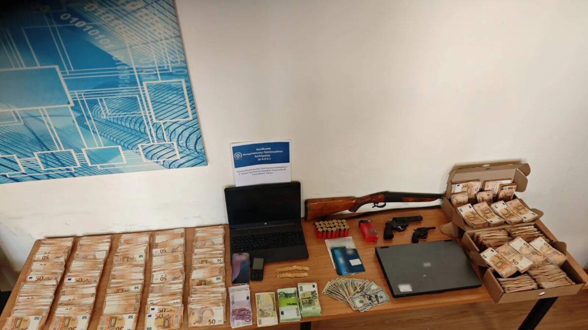 Λεφτά που εντοπίστηκαν στην κατοχή της σπείρας