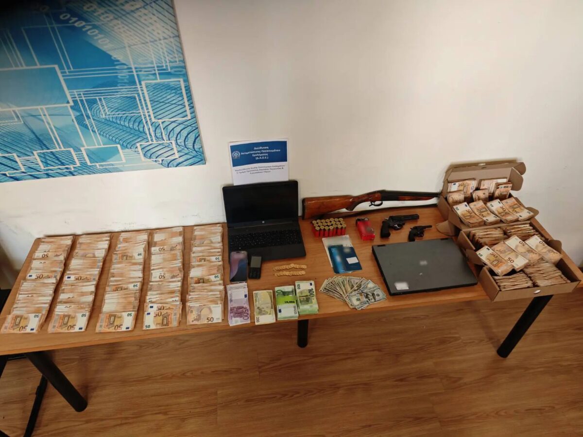 Λεφτά που εντοπίστηκαν στην κατοχή της σπείρας