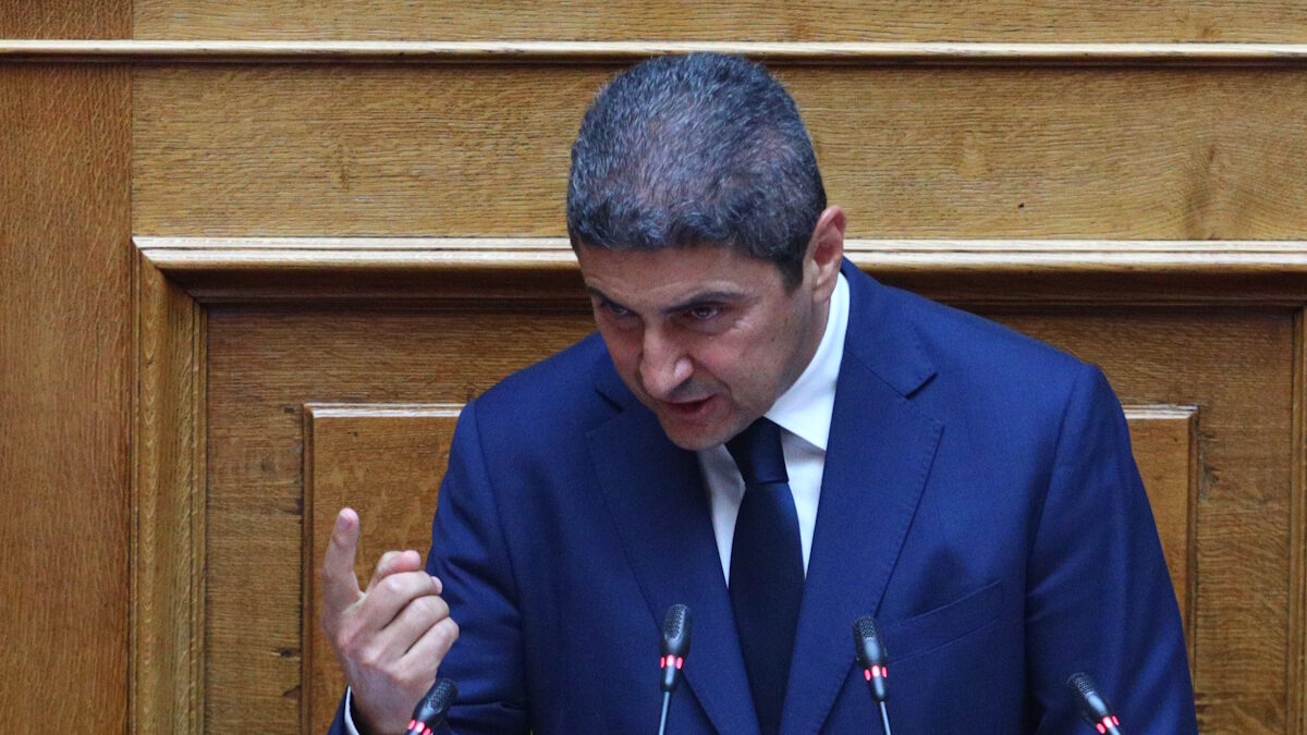 Ο Λευτέρης Αυγενάκης στο βήμα της Ολομέλειας της Βουλής