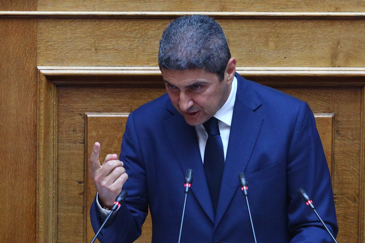 Ο Λευτέρης Αυγενάκης στο βήμα της Ολομέλειας της Βουλής