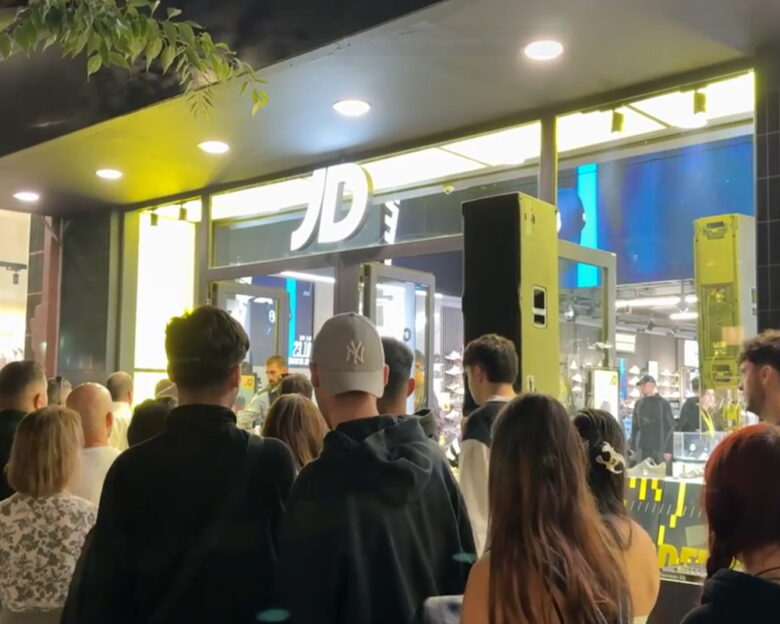 Ο ΛΕΞ έκανε χαμό στη Θεσσαλονίκη – Τεράστιες ουρές θαυμαστών για να αγοράσουν το νέο καπέλο της συλλογής του