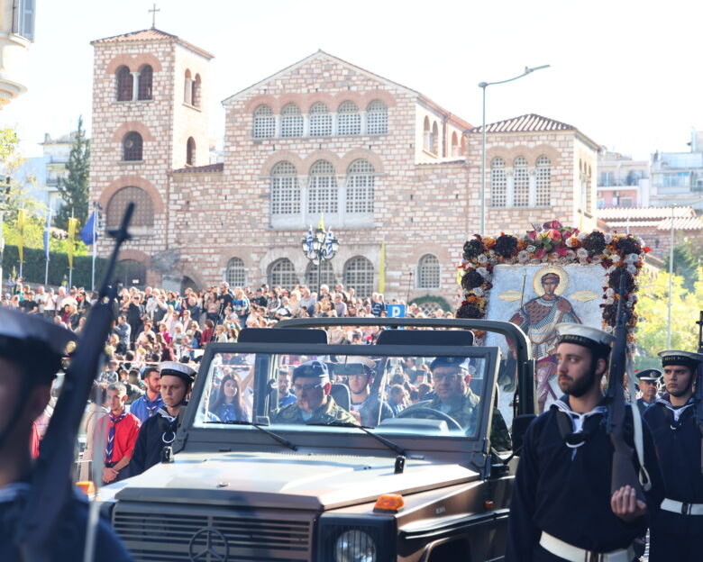 Η Θεσσαλονίκη γιορτάζει τον Άγιο Δημήτριο: Πλήθος κόσμου στη λιτανεία της εικόνας – Δείτε φωτογραφίες