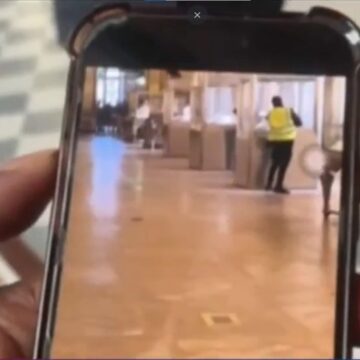 Στιγμιότυπο από το βίντεο που τραβήχτηκε μέσα στο Λούβρο, όταν ο ληστής κλέβει τα κοσμήματα