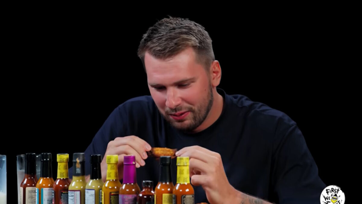 Ο Λούκα Ντόντσιτς πήγε στο «Hot Ones» και έβρισε, τρώγοντας καυτερές φτερούγες κοτόπουλου