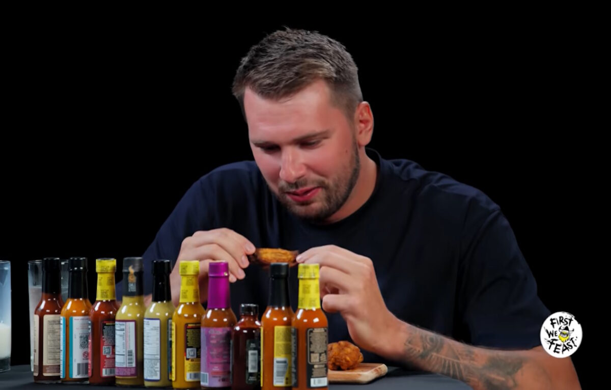 Ο Λούκα Ντόντσιτς πήγε στο «Hot ones» και έβρισε, τρώγοντας καυτερές φτερούγες κοτόπουλου