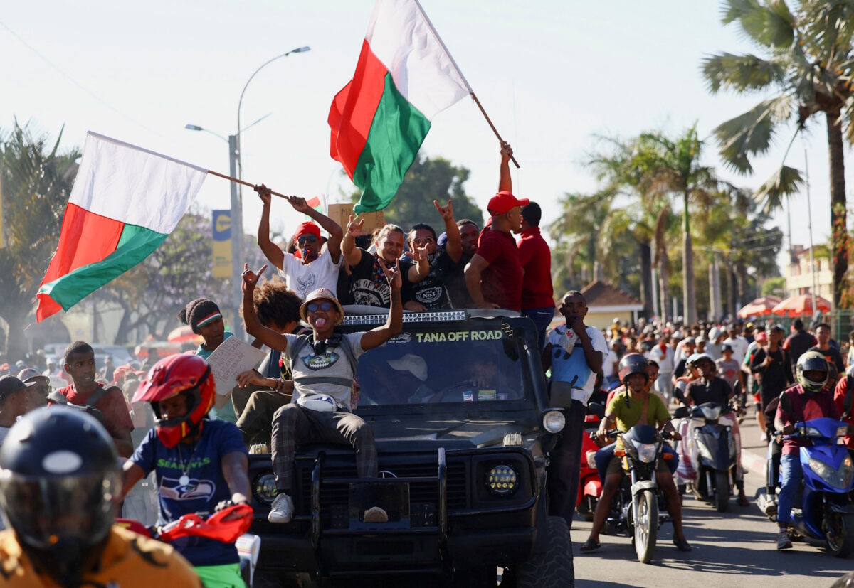 People celebrate the army's involvement in anti -government demonstrations