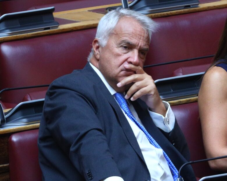 Στη μέγγενη του ΟΠΕΚΕΠΕ και των Τεμπών η κυβέρνηση  βόμβες Βάρρα κατά Βορίδη για τους τεχνικούς συμβούλους  έρχεται αγροτικό τσουνάμι  sitting με αποστάσεις ασφαλείας για Μητσοτάκη, Καραμανλή και Σαμαρά στο βιβλίο του Ευριπίδη Στυλιανίδη
