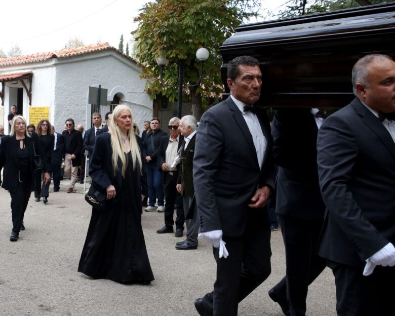 Συντετριμμένη η Μάρα Θρασυβουλίδου στο τελευταίο «αντίο» στον συζύγό της, μαέστρο Γιώργο Νιάρχο