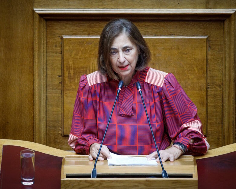 Λιποθύμησε η Μαρία Αθανασίου της Ελληνικής Λύσης στη Βουλή – Διακόπηκε η συνεδρίαση για το εργασιακό νομοσχέδιο