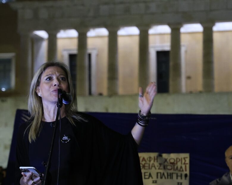 Μαρία Καρυστιανού για Άγνωστο Στρατιώτη: Tο μνημείο παραδίδεται στα περιστέρια και στα κινητά των τουριστών – Θα γράψουμε τα ονόματα των παιδιών μας με το αίμα μας