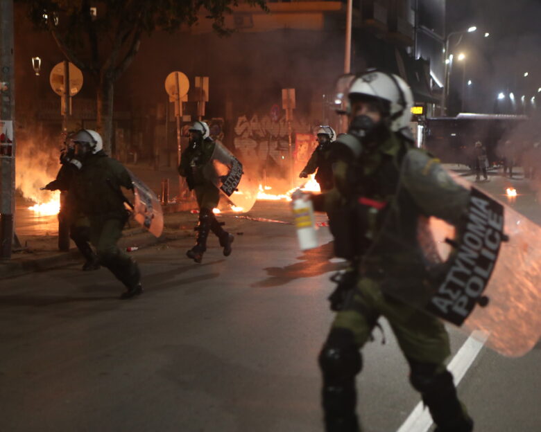 Εξάρχεια: Πεδίο μάχης η Χαριλάου Τρικούπη – Επιθέσεις με μολότοφ σε διμοιρίες των ΜΑΤ, 14 προσαγωγές