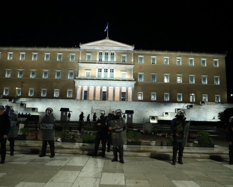 ΜΑΤ μπροστά στο μνημείο του Άγνωστου Στρατιώτη στη Βουλή στην πορεία διαμαρτυρίας για την τροπολογία