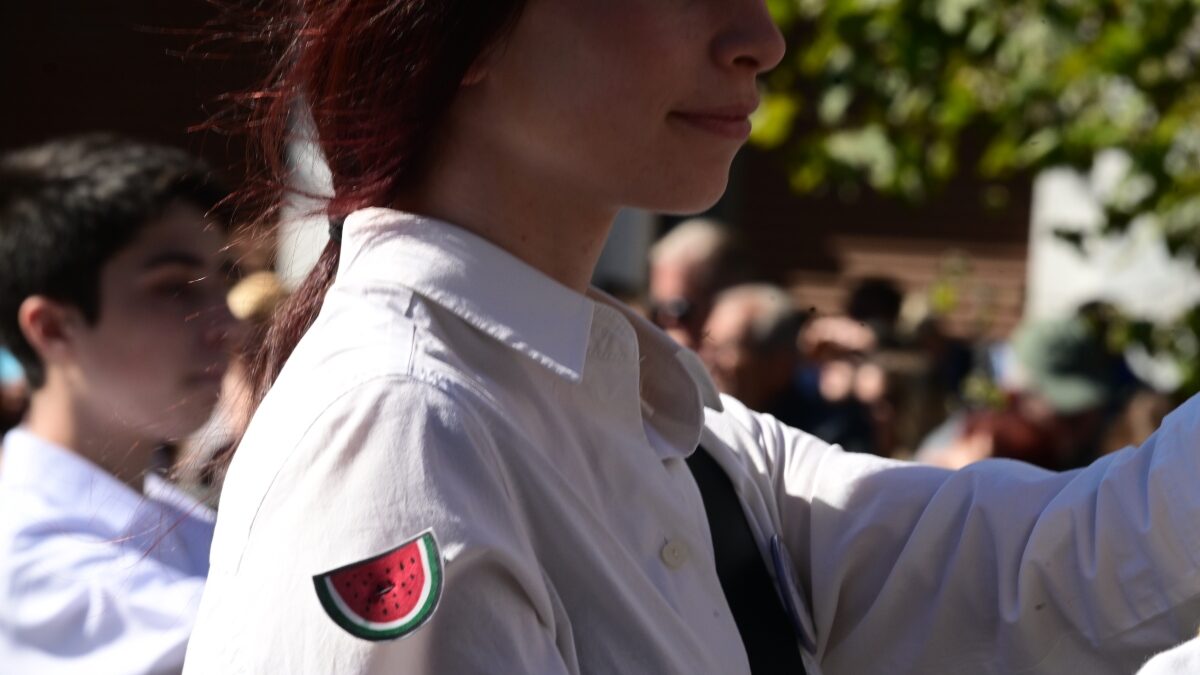 Μαθήτρια φορά το καρπούζι, σύμβολο της παλαιστινιακής αλληλεγγύης