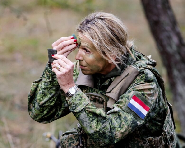 Ολλανδία: Η βασίλισσα Μάξιμα με φούμο και στρατιωτική παραλλαγή – Συμμετείχε σε ασκήσεις