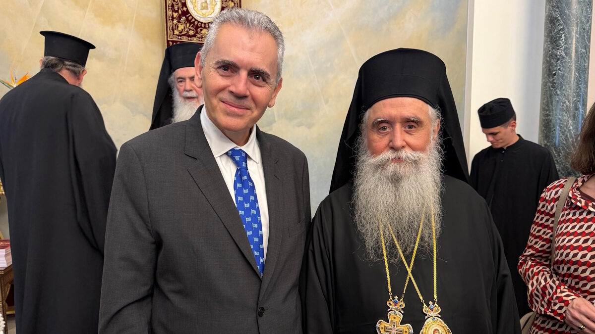 Ο γενικός Γραμματέας της Διακοινοβουλευτικής Συνέλευσης Ορθοδοξίας, βουλευτής της ΝΔ, Μάξιμος Χαρακόπουλος με τον νέο Αρχιεπίσκοπο Σινά, κ. Συμεών / πηγή φωτογραφίας Βουλή των Ελλήνων