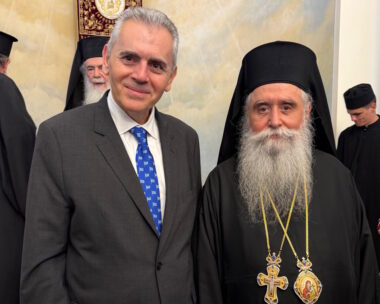 Ο γενικός Γραμματέας της Διακοινοβουλευτικής Συνέλευσης Ορθοδοξίας, βουλευτής της ΝΔ, Μάξιμος Χαρακόπουλος με τον νέο Αρχιεπίσκοπο Σινά, κ. Συμεών / πηγή φωτογραφίας Βουλή των Ελλήνων