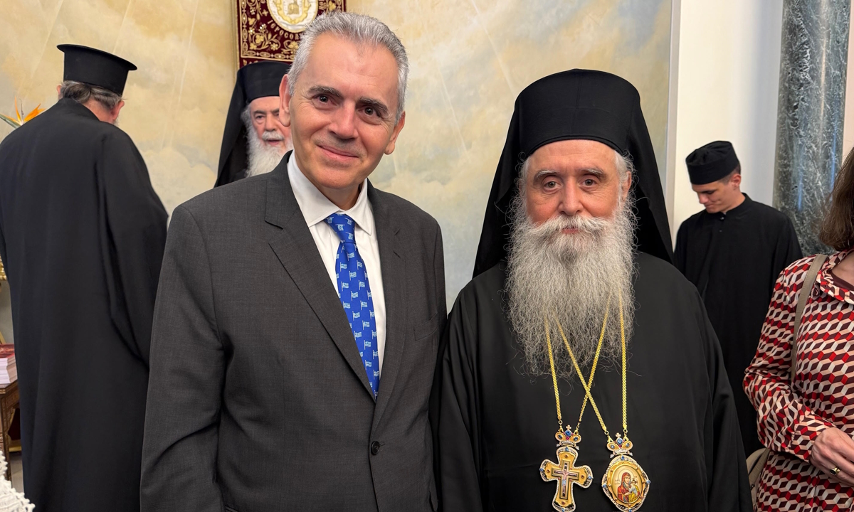 Ο γενικός Γραμματέας της Διακοινοβουλευτικής Συνέλευσης Ορθοδοξίας, βουλευτής της ΝΔ, Μάξιμος Χαρακόπουλος με τον νέο Αρχιεπίσκοπο Σινά, κ. Συμεών / πηγή φωτογραφίας Βουλή των Ελλήνων