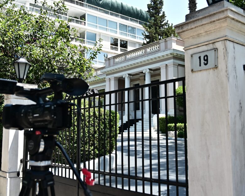 Η ΝΔ «σηκώνει μανίκια» και δίνει μάχη για τους αναποφάσιστους στοχεύοντας στην αυτοδυναμία: Νέες εισηγήσεις για αλλαγή του εκλογικού νόμου