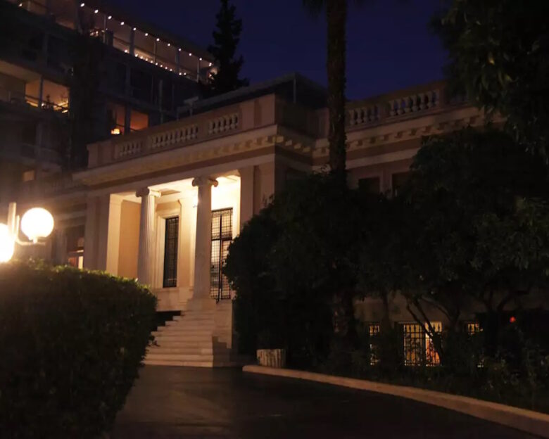 «Παραπάνω από επίκαιρες οι δηλώσεις Καραμανλή για τις επιθέσεις στον θεσμό της Δικαιοσύνης» λένε στην κυβέρνηση