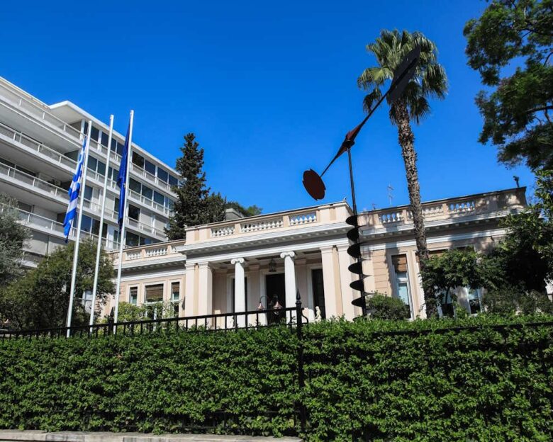 Ειρωνείες από το Μέγαρο Μαξίμου για την παραίτηση Τσίπρα με το βλέμμα στραμμένο στις κινήσεις Σαμαρά