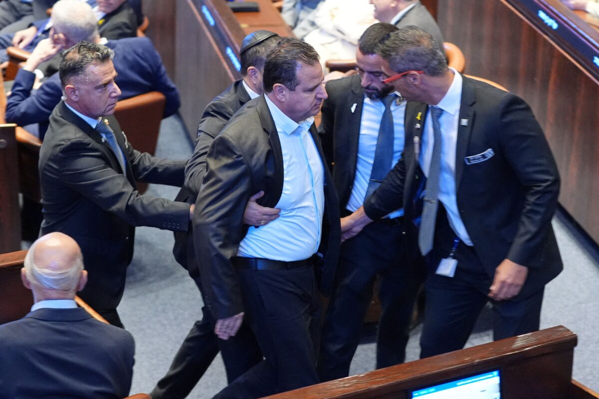 Απομάκρυναν βουλευτή την ώρα της ομιλίας Τραμπ