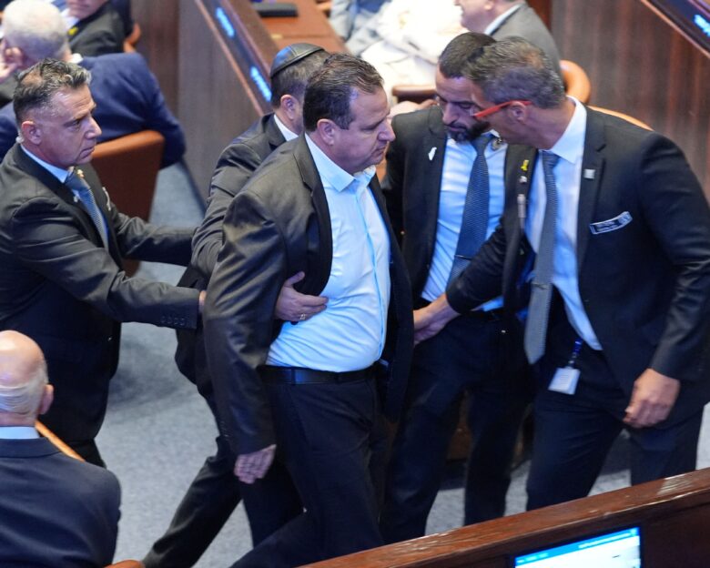 Επεισόδιο στην Κνεσέτ την ώρα της ομιλίας Τραμπ: Πήραν σηκωτό βουλευτή – «Αυτό ήταν πολύ αποτελεσματικό»