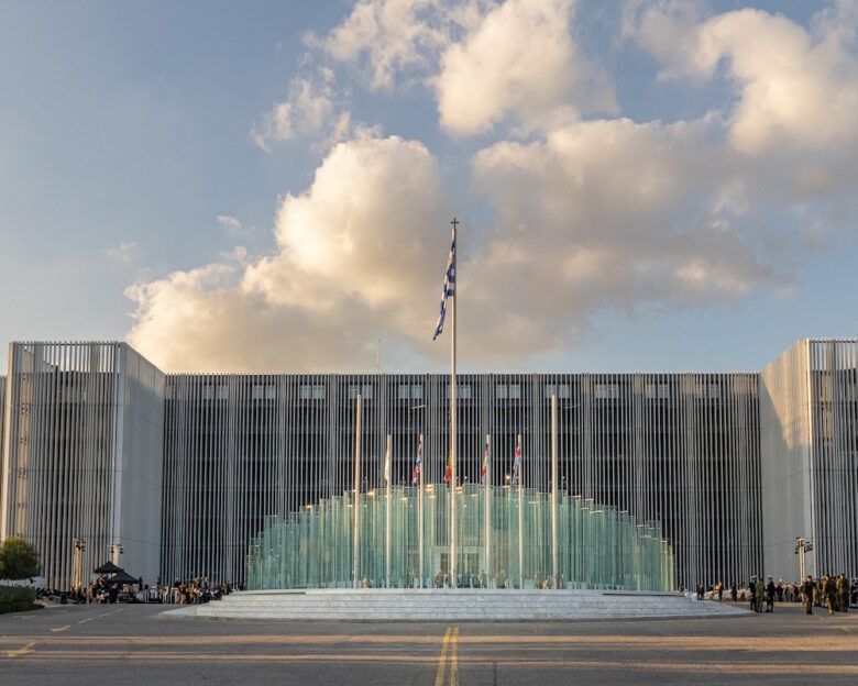 Η METLEN παρέδωσε στο υπουργείο Εθνικής Άμυνας τη νέα βιοκλιματική πρόσοψη του ιστορικού κτιριακού συγκροτήματος στο Στρατόπεδο «Στρατάρχη Παπάγου»