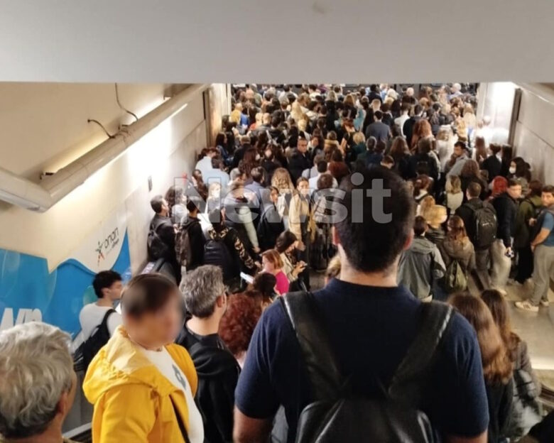 «Βούλιαξε» από κόσμο το μετρό στο Σύνταγμα: Με δυσκολίες η μετακίνηση των επιβατών –  Δείτε φωτογραφίες