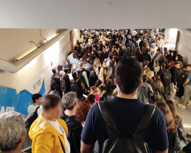 «Βούλιαξε» από κόσμο ο σταθμός του μετρό Σύνταγμα: Με δυσκολίες η μετακίνηση των επιβατών –  Δείτε φωτογραφίες