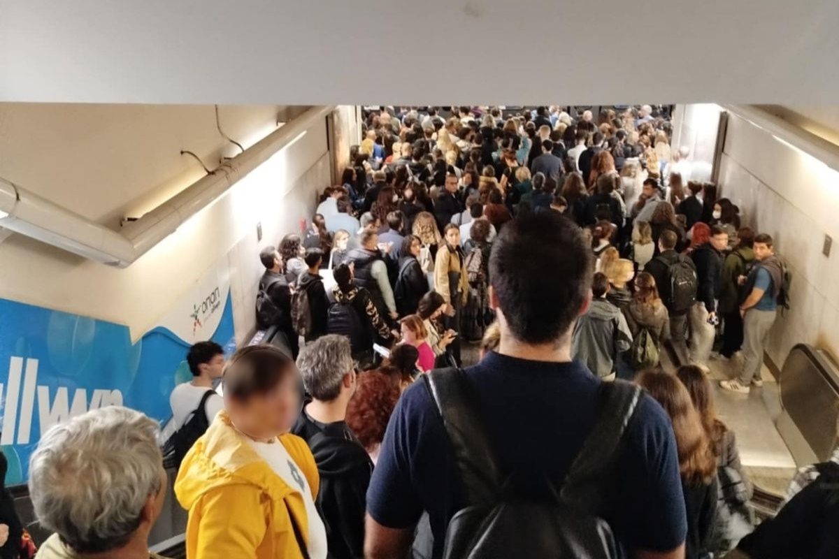 «Βούλιαξε» από κόσμο ο σταθμός του μετρό Σύνταγμα: Με δυσκολίες η μετακίνηση των επιβατών –  Δείτε φωτογραφίες