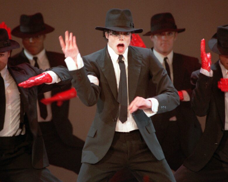 O Μάικλ Τζάκσον έγινε ο πρώτος καλλιτέχνης με έξι δεκαετίες παρουσίας στο Top 10 των charts μετά την επιστροφή του «Thriller»