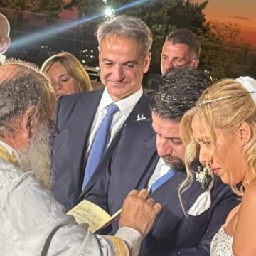 Ο Κυριάκος Μητσοτάκης πάντρεψε την Εβίνα Γιακουμάτου και τον Ελπιδοφόρο Παπανικολόπουλο