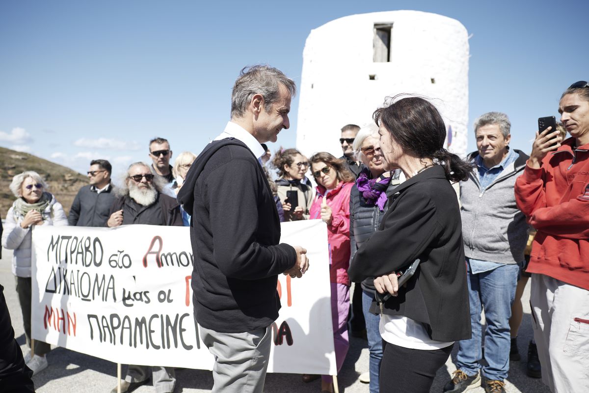 Ο Κυριάκος Μητσοτάκης με κατοίκους στην Αμοργό