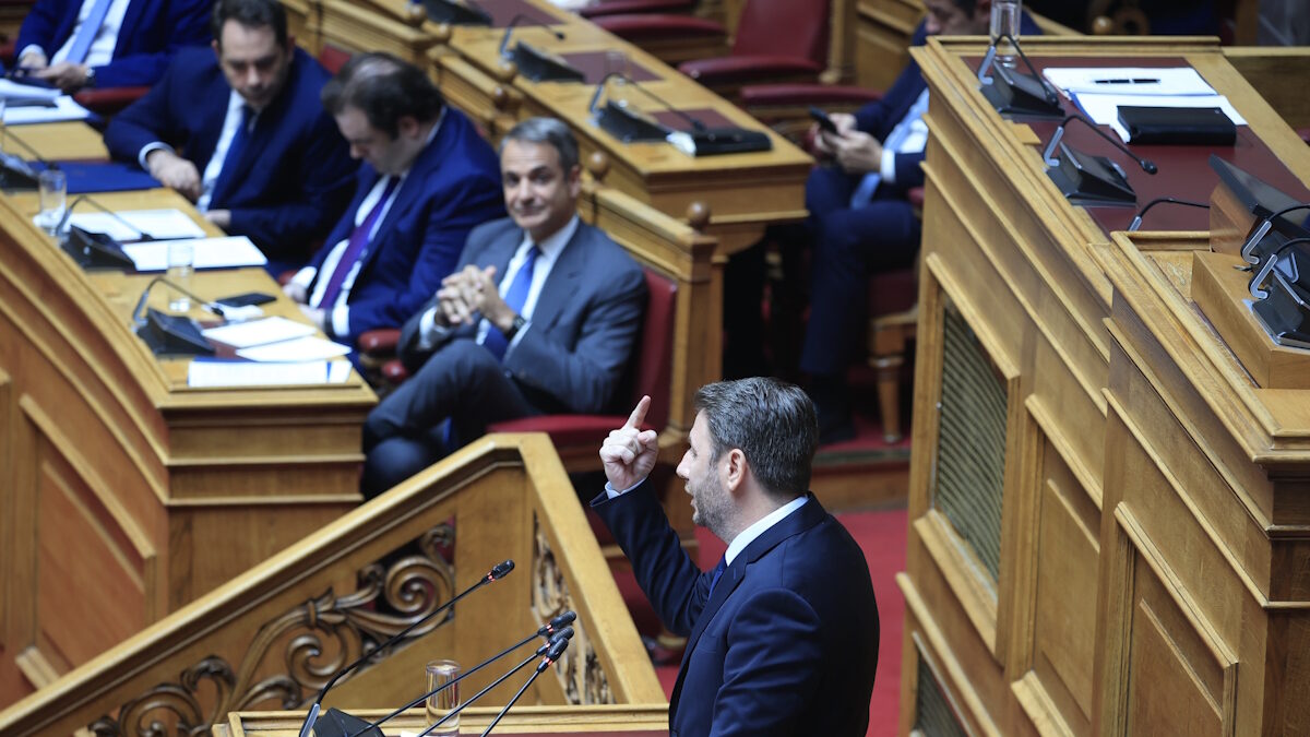 Ο Νίκος Ανδρουλάκης στρέφεται προς τον Κυριάκο Μητσοτάκη στη συζήτηση στην Ολομέλεια της Βουλής