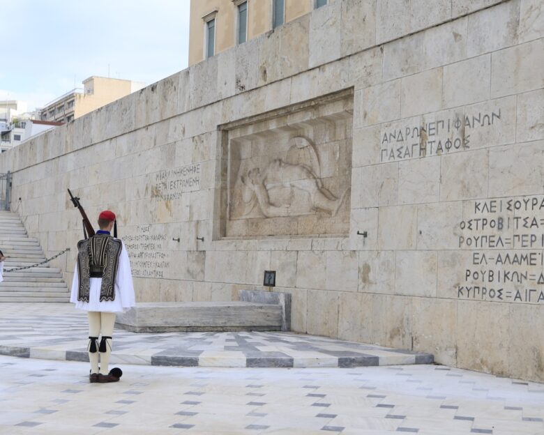 Κόντρα χωρίς τέλος για τον Άγνωστο Στρατιώτη ανάμεσα σε Δούκα και Δένδια: Στη δικαιοσύνη ο δήμαρχος – «Δεν θα επιτρέψουμε την υποβάθμιση του μνημείου», απαντά το Άμυνας
