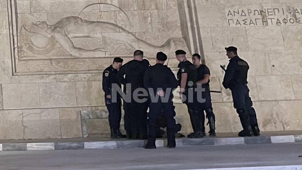 Γυναίκα στο μνημείο του Άγνωστου Στρατιώτη