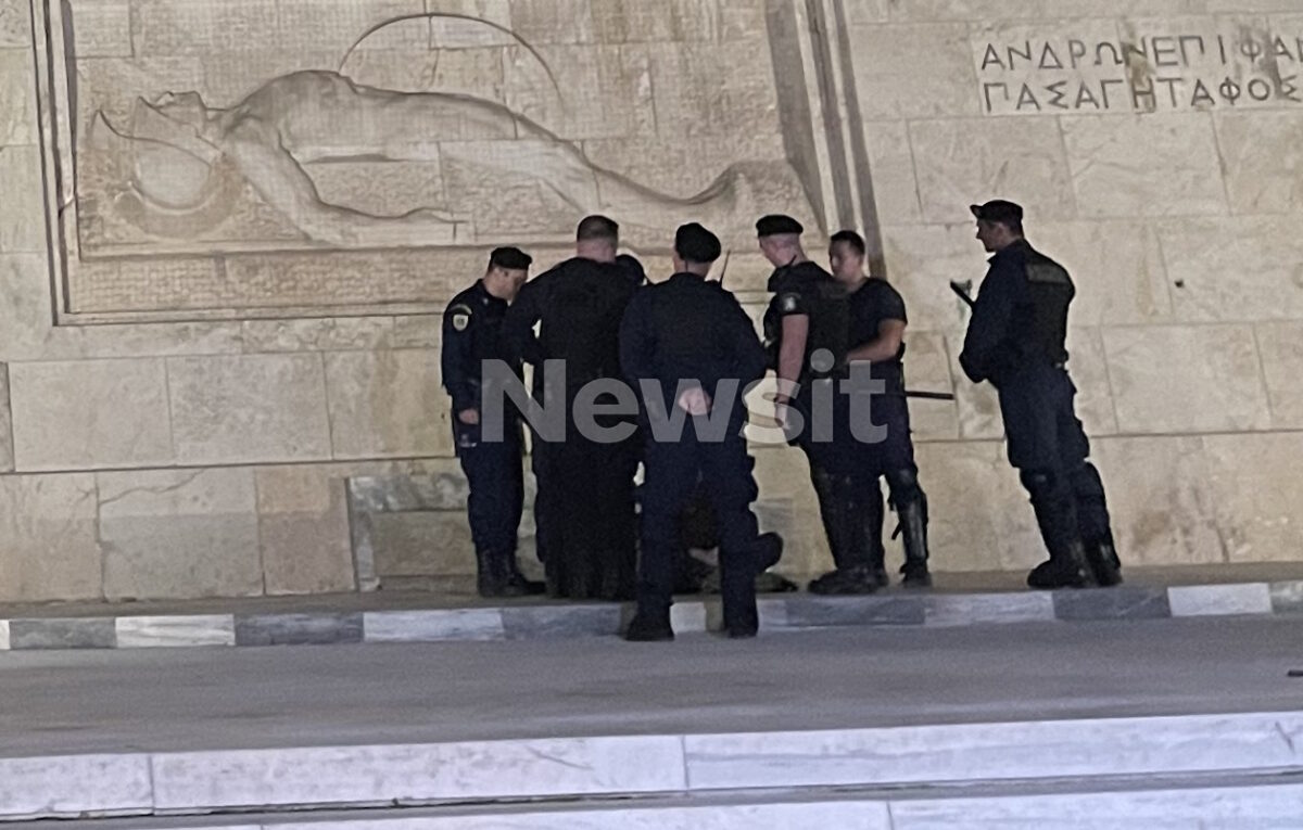 Γυναίκα στο μνημείο του Άγνωστου Στρατιώτη
