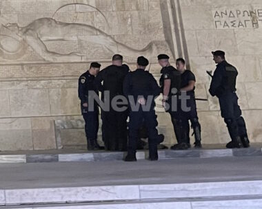 Γυναίκα στο μνημείο του Άγνωστου Στρατιώτη