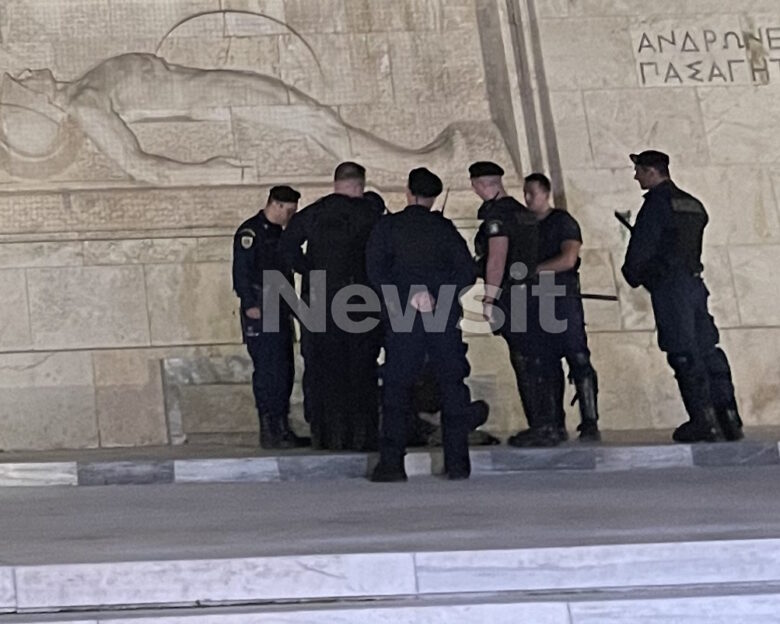 Άγνωστος Στρατιώτης: Γυναίκα κάθισε πάνω στο μνημείο για να διαμαρτυρηθεί – Στην προσαγωγή της προχώρησαν οι αρχές