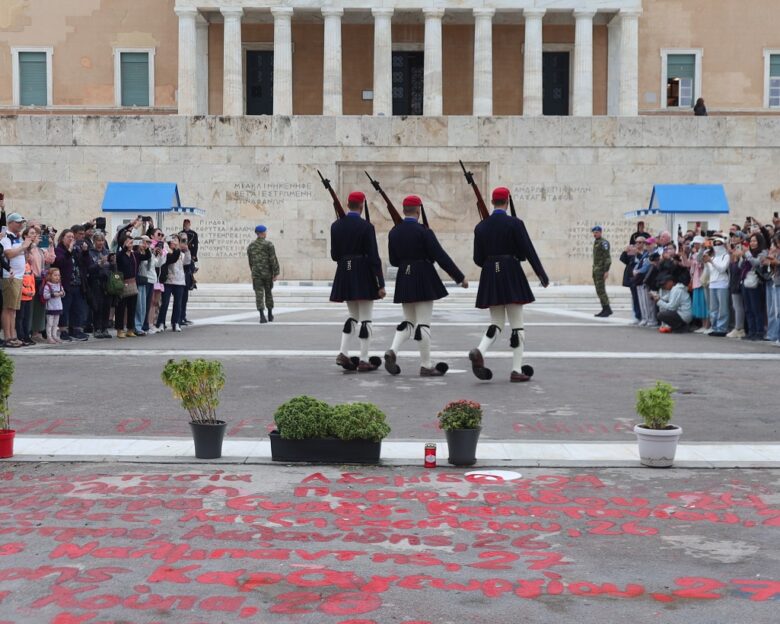 Μνημείο Αγνώστου Στρατιώτη: Το υπουργείο Εθνικής Άμυνας θα αναθέσει σε ιδιωτική εταιρεία τον καθαρισμό – Τι προβλέπει η τροπολογία