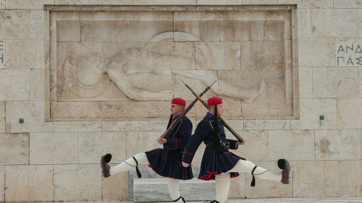 Εύζωνες μπροστά από το μνημείο του Αγνώστου Στρατιώτη