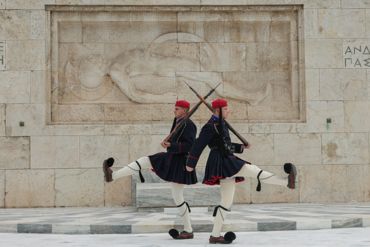 Εύζωνες μπροστά από το μνημείο του Αγνώστου Στρατιώτη