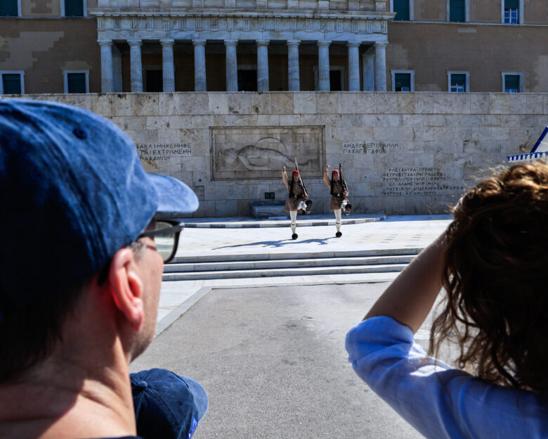 Έως δύο χρόνια φυλακή σε όσους θα παραβιάζουν τη ρύθμιση για τον Άγνωστο Στρατιώτη  Βόμβες Καραμανλή για τους θεσμούς, προειδοποίησε για τον κίνδυνο «πολιτικής κρίσης πρώτου μεγέθους»  Η πρώτη δημόσια εμφάνιση του Αντώνη Σαμαρά μετά την απώλεια της κόρης του Λένας  Φοβούνται τις παρελάσεις οι βουλευτές της ΝΔ λόγω αγροτών