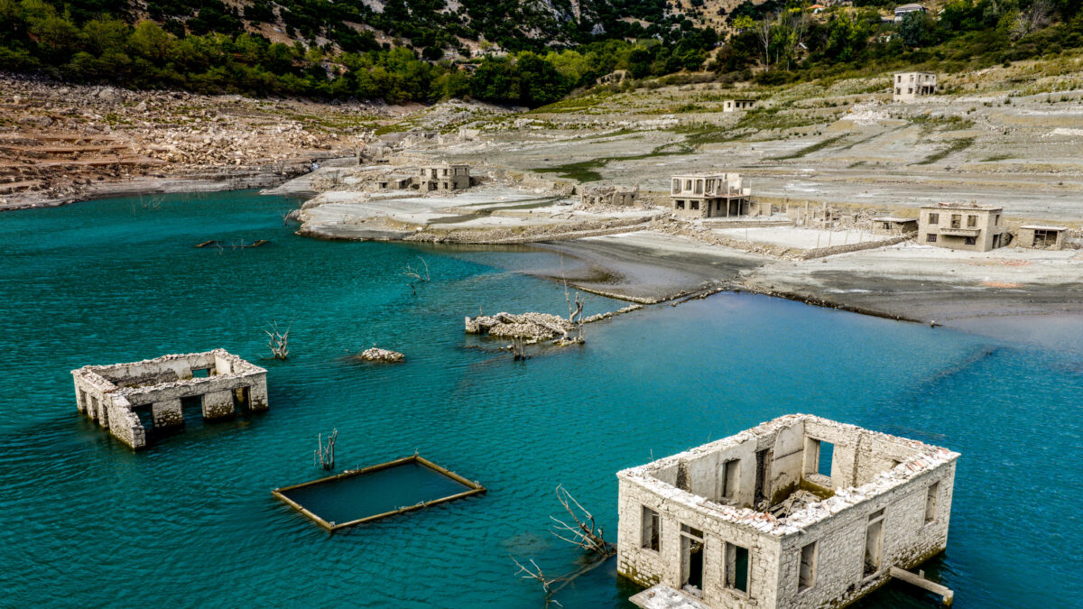 Το βυθισμένο χωριό Κάλλιο, λόγω της παρατεταμένης λειψυδρείας, αναδύθηκε απο τα νερά της τεχνητής λίμνης του Μόρνου