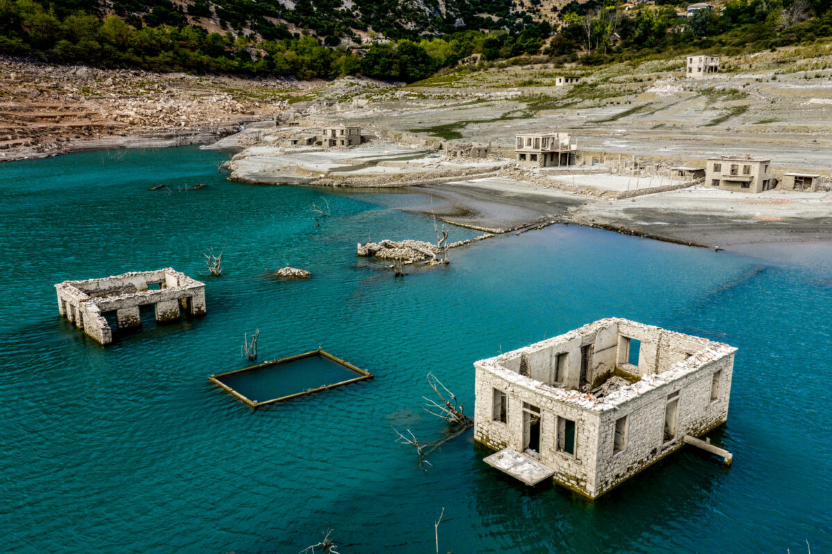 Το βυθισμένο χωριό Κάλλιο, λόγω της παρατεταμένης λειψυδρείας, αναδύθηκε απο τα νερά της τεχνητής λίμνης του Μόρνου